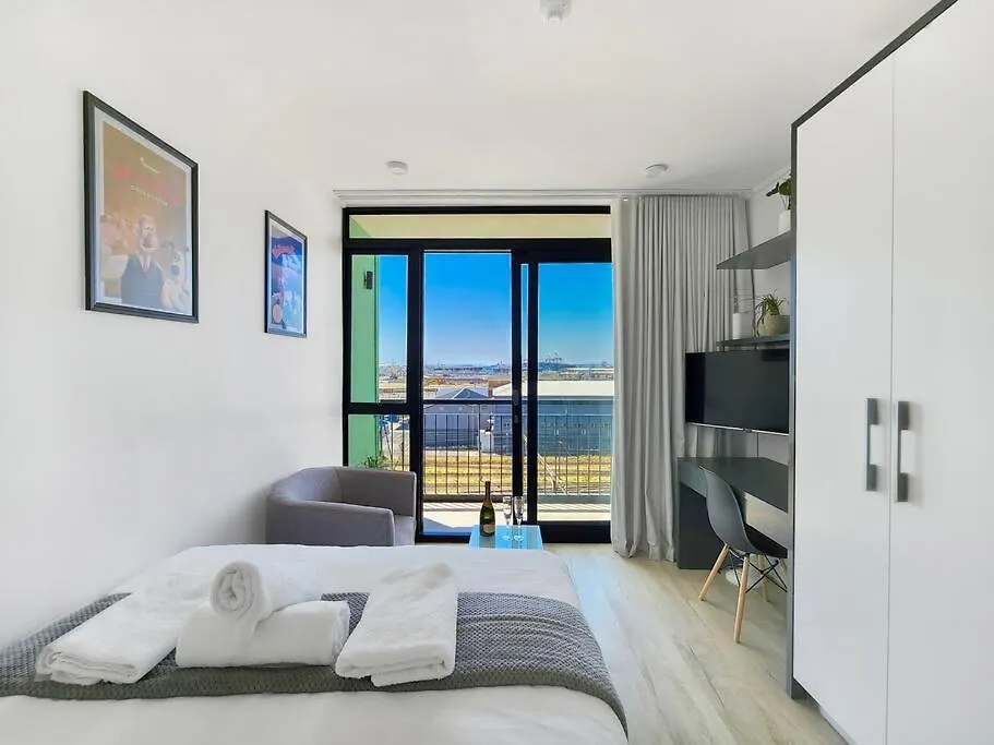 Stylish, Brand New, Central Home In Eclectic Area Cape Town 0*,